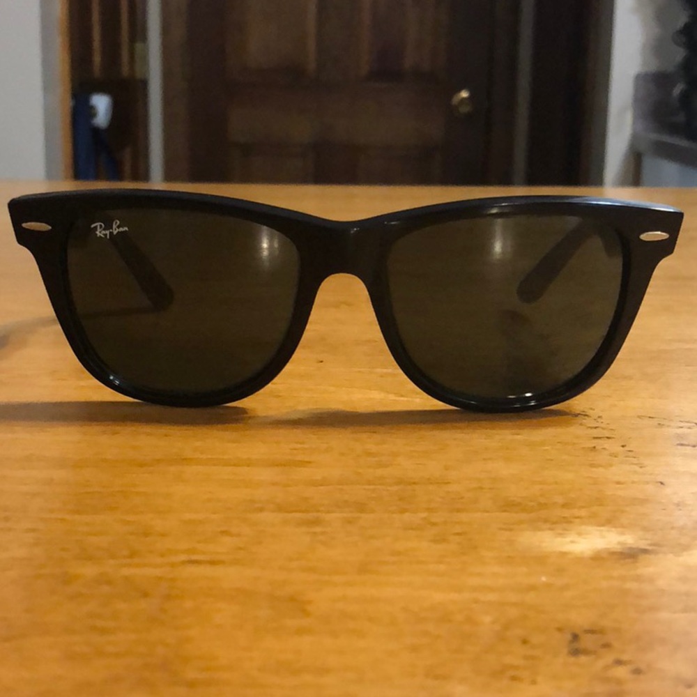 Ray Ban Wayfarer sunglasses w/ case!
